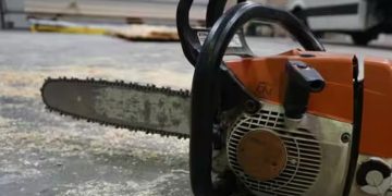 സ്വഭാവദൂഷ്യം കാരണം പൊറുതിമുട്ടി; ‘ചെയിന്‍സോ’ ഉപയോഗിച്ച് മകനെ കൊല്ലാന്‍ ശ്രമിച്ച പിതാവ് പിടിയില്‍