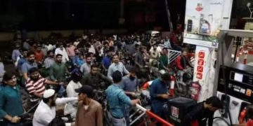 സാമ്പത്തിക പ്രതിസന്ധിക്കിടെ പെട്രോൾ, ഡീസൽ വില കുത്തനെ വർധിപ്പിച്ച് പാകിസ്താൻ