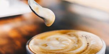 കാപ്പിയില്‍ പാല്‍ ചേര്‍ത്ത് കഴിക്കുന്നത് ഗുണകരമോ? അറിയാം…