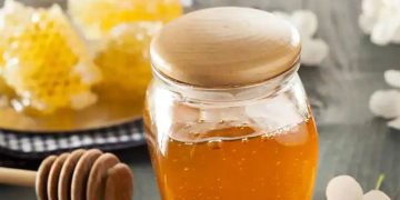 ചർമ്മത്തിന് മാത്രമല്ല മുടിയ്ക്കും തേൻ മികച്ചത് ; ഇങ്ങനെ ഉപയോ​ഗിക്കാം