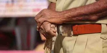 കാറിൽ സഹപ്രവർത്തകയ്ക്കൊപ്പം സഞ്ചരിച്ചതിന് സദാചാര പ്രശ്നം, ഭീഷണി; വ്യാജ പൊലീസ് തട്ടിയെടുത്തത് 1.40 ലക്ഷം രൂപ