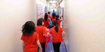 ക്ലാസ് കട്ട് ചെയ്ത് ഔട്ടിംഗിന് പോയാലോയെന്ന് സ്കൂളിലെ ‘പുതിയ വിദ്യാര്‍ത്ഥി’; 29കാരി കുടുങ്ങി