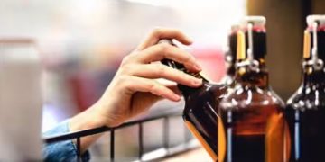 21 വയസ്സായിട്ട് മദ്യപിച്ചാല്‍ മതി,കർണാടകയിൽ മദ്യം വാങ്ങാനുള്ള പ്രായപരിധി കുറയ്ക്കില്ല