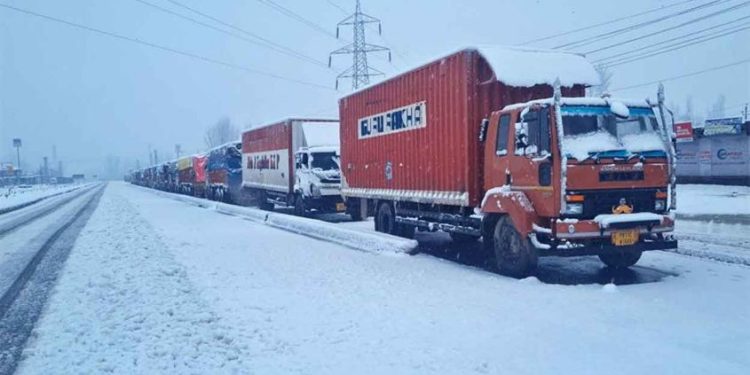 മോശം കാലാവസ്ഥ, വിമാനങ്ങള്‍ വൈകുന്നു; ശ്രീനഗറില്‍ കുടുങ്ങി കോണ്‍ഗ്രസ് എംപിമാര്‍