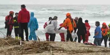 തുർക്കിയിൽ നിന്നുള്ള അഭയാർത്ഥികളുടെ ബോട്ട് ഇറ്റലിയുടെ തീരത്ത് മുങ്ങി 60 മരണം