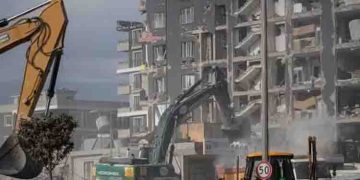 ഭൂചലനം നടന്ന് 12 ദിവസം അവശിഷ്ടങ്ങൾക്കടിയിൽ, അതിജീവിച്ചത് സ്വന്തം മൂത്രം കുടിച്ച്