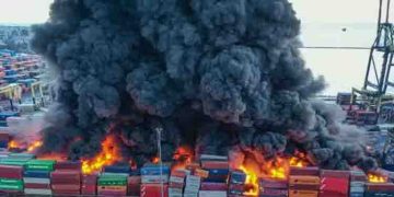തൂണുകള്‍ പോലെ ഉയര്‍ന്ന് പൊങ്ങി കറുത്ത പുക, തുര്‍ക്കിയിലെ തുറമുഖത്തെ കണ്ടെയ്നറുകള്‍ക്ക് തീ പിടിച്ചു