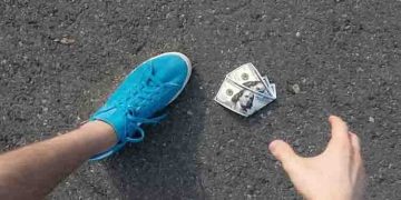 വഴിയില്‍ പണം കണ്ടേക്കാം, ഒരിക്കലും എടുക്കരുത്; മരണം വരെ സംഭവിച്ചേക്കാമെന്ന് പൊലീസ്!