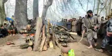 സഞ്ജയ് കുമാർ ഞങ്ങളിലൊരാൾ; കാശ്മീരിൽ തീവ്രവാദികൾ വെടിവെച്ചുകൊന്ന പണ്ഡിറ്റിന്റെ സംസ്കാരം നടത്തി മുസ്ലീങ്ങള്‍