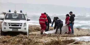 പാറയിലിടിച്ച് ബോട്ട് തകർന്നു; ഇറ്റലിയിൽ ബോട്ടപകടത്തിൽ പിഞ്ചുകുഞ്ഞുങ്ങളുൾപ്പെടെ 59 അഭയാർത്ഥികൾ കൊല്ലപ്പെട്ടു