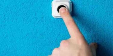 രാത്രികളിൽ ഡോർബെൽ അടിച്ച ശേഷം അപ്രത്യക്ഷയാവുന്ന സ്ത്രീ, ഒടുവിൽ കാരണം കണ്ടെത്തി പൊലീസ്