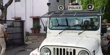 പെൺകുട്ടിയെ രാത്രി കാണാനെത്തിയ യുവാവിനെ മരത്തില്‍ കെട്ടിയിട്ട് മൂത്രം കുടിപ്പിച്ചു