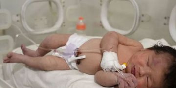 ഭൂകമ്പാവശിഷ്ടങ്ങൾക്കടിയിൽ ജനിച്ചു വീണ ‘അത്ഭുത ബേബിക്ക്’ പേരായി, വീടും