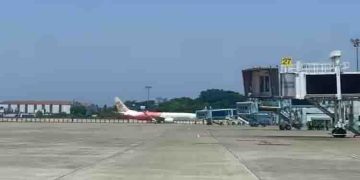 എയർ ഇന്ത്യ വിമാനത്തിലെ സാങ്കേതിക തകരാ‍‍ര്‍: ടേക്ക് ഓഫിനിടെ ചിറക് റൺവേയിൽ ഉരസി; പൈലറ്റിന് സസ്പെൻഷൻ