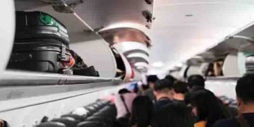 വിമാനത്തില്‍ നിന്ന് ഇറങ്ങുമ്പോള്‍ സഹയാത്രികന്‍റെ പണവും ഫോണും അടങ്ങിയ ക്യാബിന്‍ ബാഗ് അടിച്ചുമാറ്റി യുവാവ്