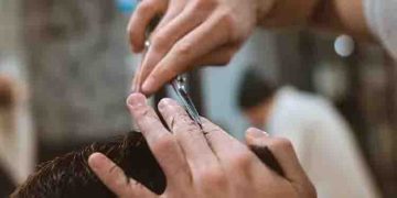 മകന്‍റെ മുടി വെട്ടിയത് ‘പാളി’; സലൂണ്‍ ബലമായി അടപ്പിച്ച് പൊലീസുകാരൻ