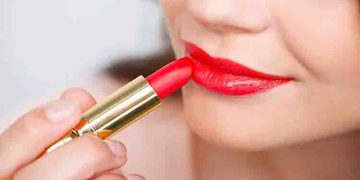 ദിവസവും ലിപ്സ്റ്റിക് ഉപയോ​ഗിക്കാറുണ്ടോ; എങ്കിൽ ഇക്കാര്യങ്ങൾ ശ്രദ്ധിക്കണേ…
