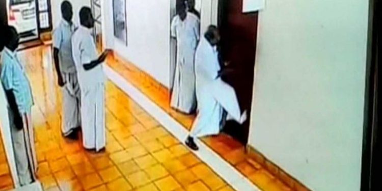 പത്തനംതിട്ട ഡിസിസി പുനഃസംഘടന: യോഗംചേർന്ന മുറി ചവിട്ടിത്തുറന്ന് മുൻ ഡിസിസി പ്രസിഡന്റ്