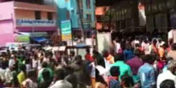 പളനി ക്ഷേത്രത്തിൽ കോയമ്പത്തൂർ – ഇടപ്പാടി പോര്: തേങ്ങയും കല്ലും പരസ്പരം എറിഞ്ഞു; നിരവധി പേർക്ക് പരിക്ക്