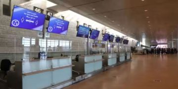 പ്രത്യേക ടിക്കറ്റെടുക്കണമെന്ന് വിമാനക്കമ്പനി; കുഞ്ഞിനെ ചെക്ക് ഇന്‍ കൗണ്ടറില്‍ ഉപേക്ഷിച്ച് ദമ്പതികള്‍