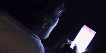 അമിത ഫോണുപയോഗം മൂലം 30കാരിക്ക് കാഴ്ച നഷ്ടമായി; സ്മാർട് ഫോണുപയോഗിക്കുമ്പോൾ ശ്രദ്ധിക്കുക..