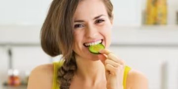 തിളക്കമുള്ള ചര്‍മ്മത്തിനായി ഡയറ്റില്‍ ഉള്‍പ്പെടുത്താം ഈ ഭക്ഷണങ്ങള്‍…