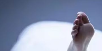 നാട്ടില്‍ നിന്ന് പുറപ്പെട്ട മലയാളി വിമാനത്തില്‍ വെച്ച് മരിച്ചു