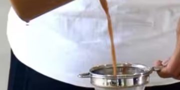 ചായ അരിപ്പ വൃത്തിയാക്കുമ്പോള്‍ ശ്രദ്ധിച്ചില്ലെങ്കില്‍ രോഗങ്ങള്‍ വരാം ; പ്രയോഗിക്കാം ഈ ടിപ്സ്