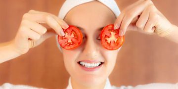 മുഖക്കുരുവിന്റെ പാടുകളുണ്ടോ? എങ്കിൽ തക്കാളി ഇങ്ങനെ ഉപയോ​ഗിക്കൂ