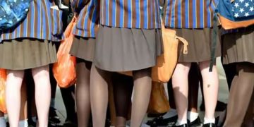 പെൺകുട്ടികളുടെ പാവാടയുടെ നീളം പുരുഷ അധ്യാപകർ പരിശോധിച്ചു, പാവാട ധരിച്ചെത്തി പ്രതിഷേധിച്ച് ആൺകുട്ടികൾ