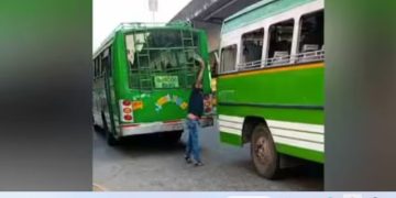 ആലുവയിൽ നടുറോഡിൽ സ്വകാര്യ ബസ് ജീവനക്കാരുടെ കയ്യാങ്കളി, കണ്ണാടിച്ചില്ല് അടിച്ച് തകർത്തു