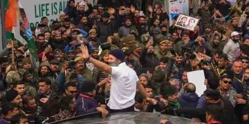 രാഹുൽ ​ഗാന്ധി ലോക്സഭയിൽ; കൈയടിച്ച് സ്വീകരിച്ച് കോൺ​ഗ്രസ് അം​ഗങ്ങൾ