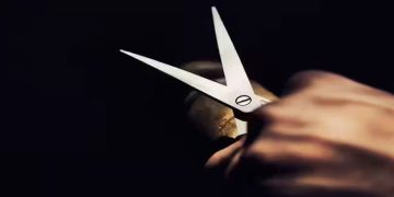 വീഡിയോ കോള്‍ വിളിച്ച ഭാര്യയെ കാണണമെന്ന് സഹപ്രവര്‍ത്തകൻ, പറ്റില്ലെന്ന് ഭര്‍ത്താവ്; കത്രികയ്ക്ക് കുത്തി 56കാരൻ