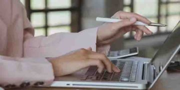 അസുഖമാണെന്ന് മെസേജയച്ച് ലീവെടുത്തതിന് പുറത്താക്കി; യുവതിക്ക് 3 ലക്ഷം നഷ്ടപരിഹാരം