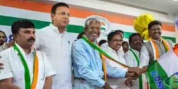 കർണാടകയിൽ കോൺ​ഗ്രസിനൊപ്പം ചേർന്ന് 16 ദളിത് നേതാക്കൾ