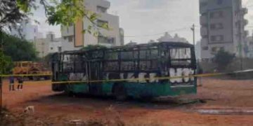 പാർക്ക് ചെയ്ത സിറ്റി ബസ് കത്തി, ഉള്ളിൽ ഉറങ്ങിക്കിടന്ന കണ്ടക്ടർക്ക് ദാരുണാന്ത്യം