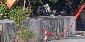 കോൺക്രീറ്റ് ബ്ലോക്കിനുള്ളിൽ റേസിംഗ് ബൈക്ക് തല കീഴായി കുടുങ്ങി; ഉടമസ്ഥനെ കാണാനില്ല, ദുരൂഹത