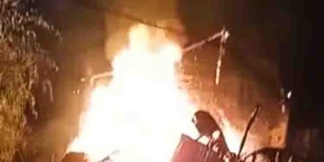 രാത്രി മദ്യപിച്ച് ലക്കുകെട്ടെത്തി, മകനുമായി വഴക്ക്; പിന്നാലെ വീടിന് തീവെച്ച് യുവാവ്, സംഭവം വര്‍ക്കലയിൽ