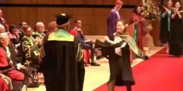 ബിരുദദാന ചടങ്ങിനിടെ വേദിയിൽ തലകുത്തി മറിഞ്ഞ് പെൺകുട്ടി; വൈറലായി വീഡിയോ