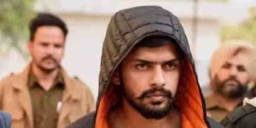 ഗുണ്ടാനേതാവ് ലോറൻസ് ബിഷ്ണോയിയെ കാണാൻ ജയിലിലെത്തി പെൺകുട്ടികൾ, സുഹൃത്തുക്കളെ കാണിക്കാൻ സെൽഫിയും