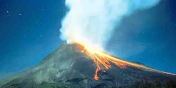 ഇന്തോനേഷ്യയിലെ സജീവ അഗ്നിപര്‍വ്വതം പൊട്ടിത്തെറിച്ചു; എങ്ങും ചാരവും പുകയും – വൈറലായി വീഡിയോ