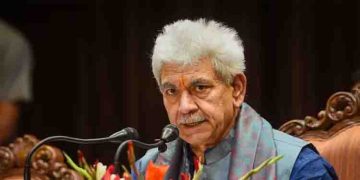 ഗാന്ധിജിക്ക് ബിരുദം പോലുമുണ്ടായിരുന്നില്ലെന്ന് ജമ്മു കശ്മീര്‍ ലഫ്. ഗവര്‍ണര്‍, പ്രതികരിച്ച് ചെറുമകന്‍