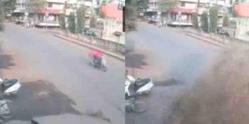 റോഡ് പിളര്‍ന്ന് മെറ്റലിനും ടാറിനുമൊപ്പമെത്തി കലക്ക വെള്ളം, സ്കൂട്ടര്‍ യാത്രക്കാരിക്ക് അത്ഭുതകരമായ രക്ഷപ്പെടല്‍