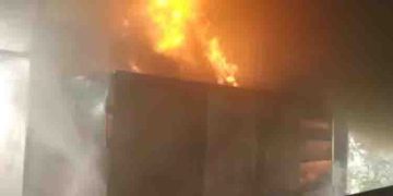 മുക്കത്ത് വെളിച്ചെണ്ണ മില്ലിന് തീപിടിച്ചു; മേൽക്കൂരയും കൊപ്രയും കത്തിനശിച്ചു