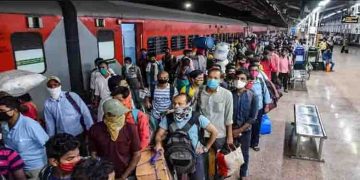 സ്റ്റേഷനില്‍ നിര്‍ത്താതെ രാജ്യറാണി എക്സ്പ്രസ് പോയി, പിന്നീട് റിവേഴ്‌സില്‍ വന്ന് യാത്രക്കാരെ ഇറക്കി