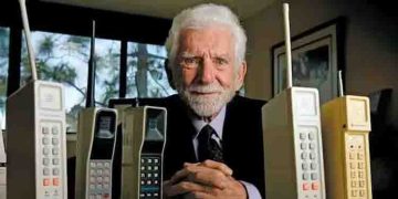 ഇന്നത്തെ സ്മാര്‍ട്ട് ഫോണുകളെക്കുറിച്ചുള്ള ആശങ്ക പങ്കുവച്ച് മൊബൈല്‍ ഫോണിന്‍റെ പിതാവ്.!