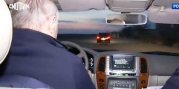 സ്വയം കാറോടിച്ച്, ജനങ്ങളോട് സംസാരിച്ച് പുട്ടിൻ മരിയുപോളിൽ; സന്ദർശനം 10 മാസത്തിനിടെ ആദ്യം