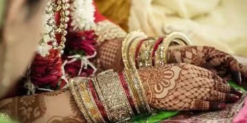 ഒരേ മണ്ഡപത്തിൽ ഒരേസമയം രണ്ടു സ്ത്രീകൾക്ക് താലി ചാർത്തി യുവാവ്