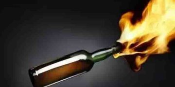 മദ്യപാന ശീലം കുടുംബം തകര്‍ത്തു, മദ്യപിച്ച് ലക്കുകെട്ട് മദ്യവില്‍പന ശാലയ്ക്ക് നേരെ പെട്രോള്‍ ബോംബേറ്, 1 മരണം