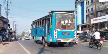 കാറില്‍ ഉരസിയ ബസ് നിര്‍ത്താതെ പോയി, ബസിന്‍റെ താക്കോല്‍ ഊരിയെടുത്ത് യുവാവ് മുങ്ങി; ദേശീയപാത ബ്ലോക്ക്